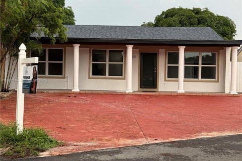 House in Miami Gardens, Florida 4 bedrooms, 142.23 sq.m. № 2043077