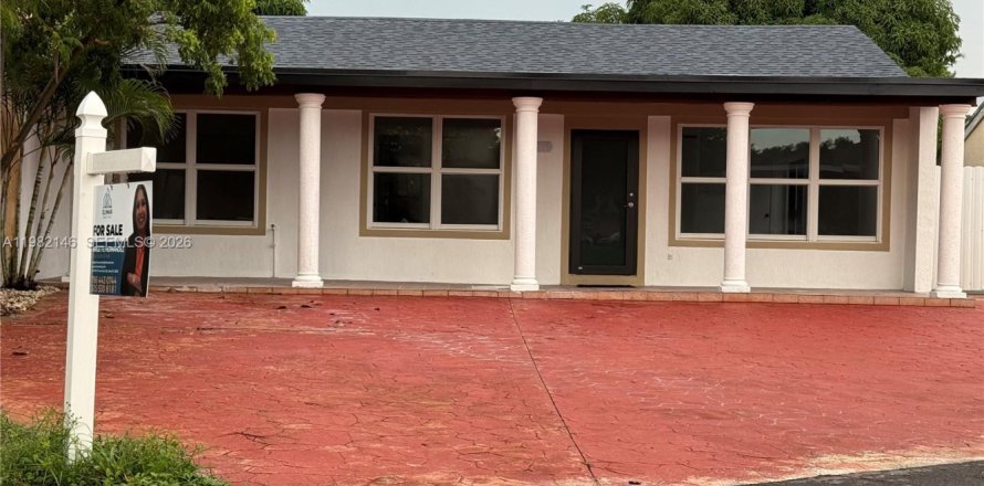 House in Miami Gardens, Florida 4 bedrooms, 142.23 sq.m. № 2043077