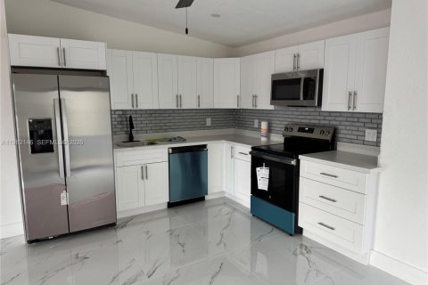 House in Miami Gardens, Florida 4 bedrooms, 142.23 sq.m. № 2043077 - photo 5