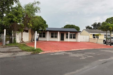 House in Miami Gardens, Florida 4 bedrooms, 142.23 sq.m. № 2043077 - photo 2