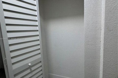 House in Miami Gardens, Florida 4 bedrooms, 142.23 sq.m. № 2043077 - photo 26