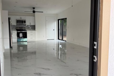 House in Miami Gardens, Florida 4 bedrooms, 142.23 sq.m. № 2043077 - photo 3