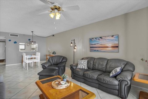 Copropriété à vendre à Madeira Beach, Floride: 2 chambres, 102.19 m2 № 2267228 - photo 13