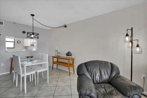 Copropriété à vendre à Madeira Beach, Floride: 2 chambres, 102.19 m2 № 2267228 - photo 17