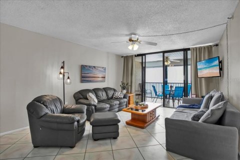 Copropriété à vendre à Madeira Beach, Floride: 2 chambres, 102.19 m2 № 2267228 - photo 11