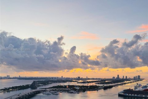 Купить кондоминиум в Майами, Флорида 1 спальня, 87.14м2, № 2053339 - фото 3