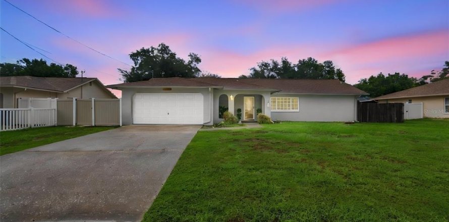 Villa ou maison à Spring Hill, Floride 3 chambres, 133.04 m2 № 2417095