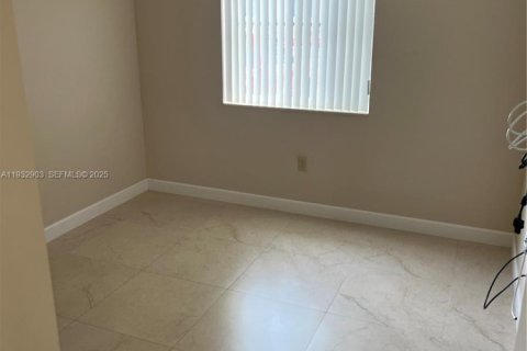 Снять в аренду виллу или дом в Суитуотер, Флорида 3 спальни, 97.55м2, № 2034958 - фото 10