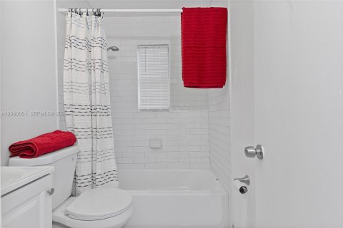 House in Hollywood, Florida 3 bedrooms, 81.01 sq.m. № 2264632 - photo 27