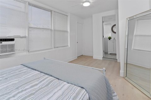 House in Hollywood, Florida 3 bedrooms, 81.01 sq.m. № 2264632 - photo 20