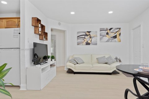 House in Hollywood, Florida 3 bedrooms, 81.01 sq.m. № 2264632 - photo 10