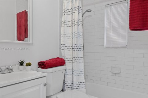 House in Hollywood, Florida 3 bedrooms, 81.01 sq.m. № 2264632 - photo 26