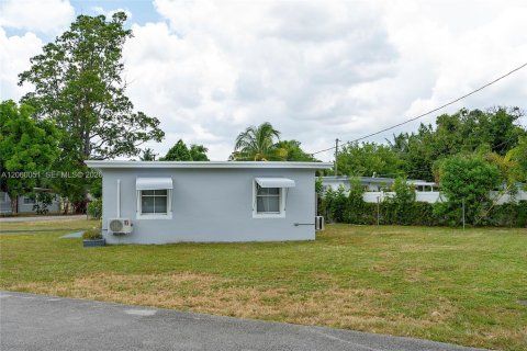 House in Hollywood, Florida 3 bedrooms, 81.01 sq.m. № 2264632 - photo 6
