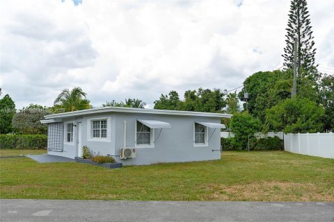 House in Hollywood, Florida 3 bedrooms, 81.01 sq.m. № 2264632 - photo 5