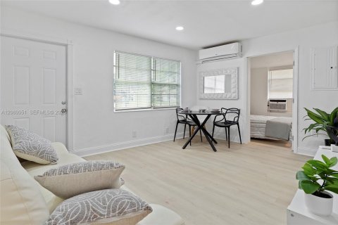 House in Hollywood, Florida 3 bedrooms, 81.01 sq.m. № 2264632 - photo 16