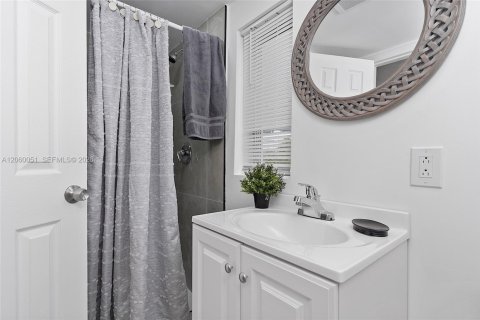House in Hollywood, Florida 3 bedrooms, 81.01 sq.m. № 2264632 - photo 24