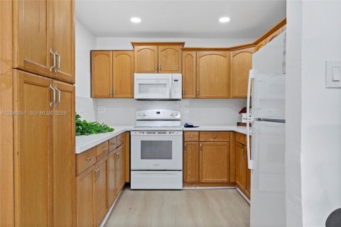 House in Hollywood, Florida 3 bedrooms, 81.01 sq.m. № 2264632 - photo 11