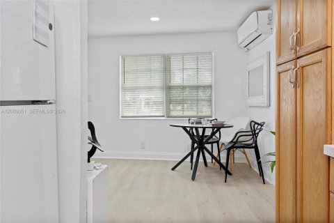 House in Hollywood, Florida 3 bedrooms, 81.01 sq.m. № 2264632 - photo 13