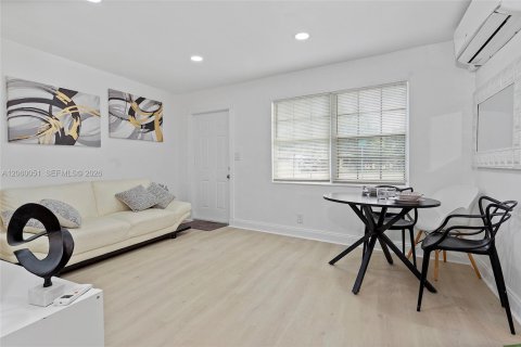 House in Hollywood, Florida 3 bedrooms, 81.01 sq.m. № 2264632 - photo 15
