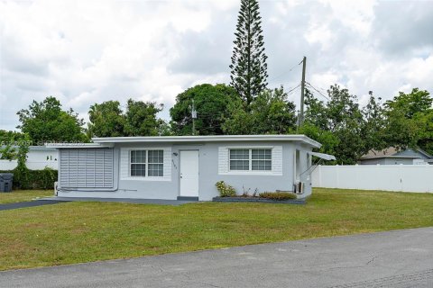 House in Hollywood, Florida 3 bedrooms, 81.01 sq.m. № 2264632 - photo 4