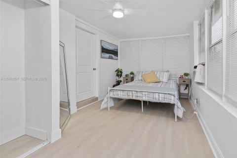 House in Hollywood, Florida 3 bedrooms, 81.01 sq.m. № 2264632 - photo 21