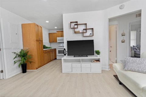 House in Hollywood, Florida 3 bedrooms, 81.01 sq.m. № 2264632 - photo 8
