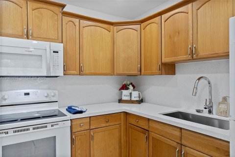 House in Hollywood, Florida 3 bedrooms, 81.01 sq.m. № 2264632 - photo 12