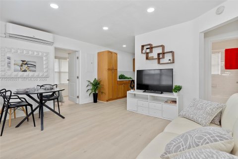 House in Hollywood, Florida 3 bedrooms, 81.01 sq.m. № 2264632 - photo 7