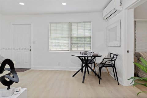 House in Hollywood, Florida 3 bedrooms, 81.01 sq.m. № 2264632 - photo 14
