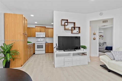 House in Hollywood, Florida 3 bedrooms, 81.01 sq.m. № 2264632 - photo 9