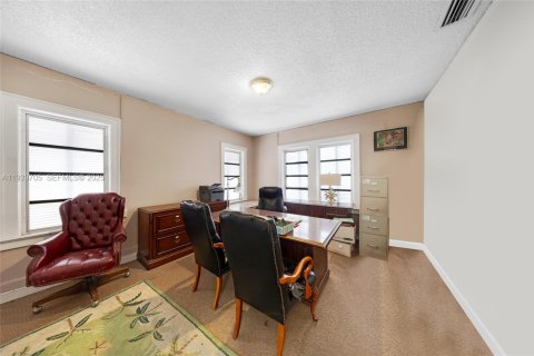 Propiedad comercial en venta en Miami, Florida № 1991961 - foto 12