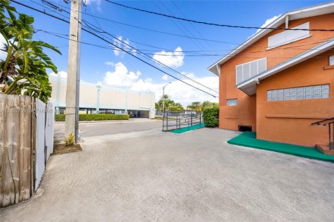 Propiedad comercial en venta en Miami, Florida № 1991961 - foto 6