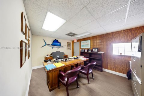 Propiedad comercial en venta en Miami, Florida № 1991961 - foto 10