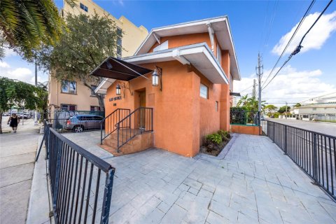 Propiedad comercial en venta en Miami, Florida № 1991961 - foto 1