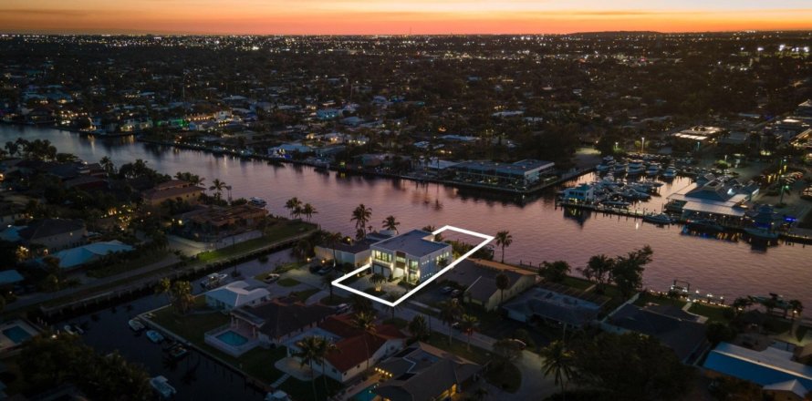 House in Deerfield Beach, Florida 5 bedrooms, 455.78 sq.m. № 1040947