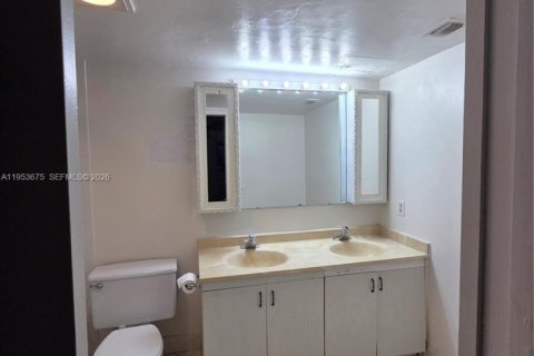 Copropriété à vendre à Coconut Creek, Floride: 2 chambres, 119.94 m2 № 2153278 - photo 15