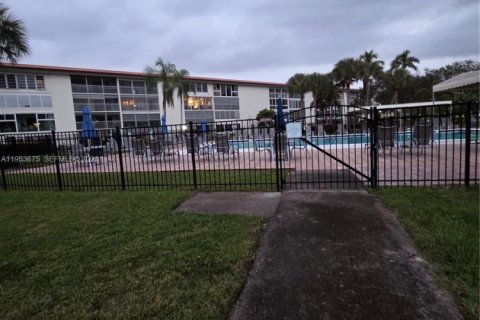 Copropriété à vendre à Coconut Creek, Floride: 2 chambres, 119.94 m2 № 2153278 - photo 25