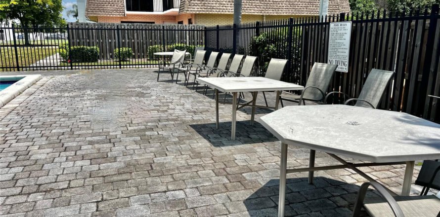 Condominio en North Lauderdale, Florida, 2 dormitorios № 1207757