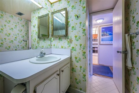 Condo in Saint Petersburg, Florida, 1 bedroom № 2150034 - photo 22