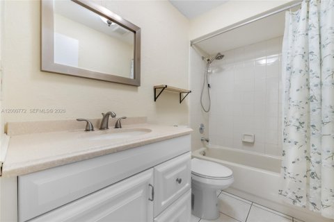 House in Miami, Florida 2 bedrooms, 121.52 sq.m. № 2069845 - photo 19