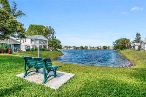 House in Miami, Florida 2 bedrooms, 121.52 sq.m. № 2069845 - photo 21