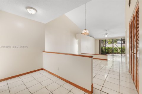 House in Miami, Florida 2 bedrooms, 121.52 sq.m. № 2069845 - photo 4