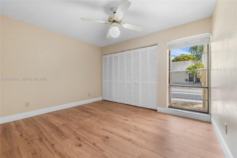 House in Miami, Florida 2 bedrooms, 121.52 sq.m. № 2069845 - photo 18