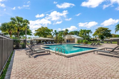 House in Miami, Florida 2 bedrooms, 121.52 sq.m. № 2069845 - photo 23