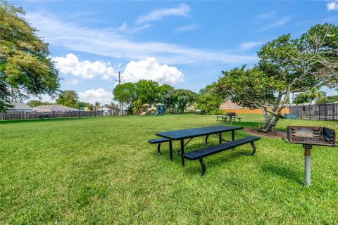 House in Miami, Florida 2 bedrooms, 121.52 sq.m. № 2069845 - photo 22