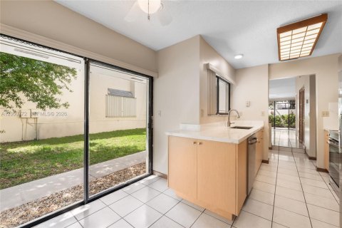 House in Miami, Florida 2 bedrooms, 121.52 sq.m. № 2069845 - photo 8