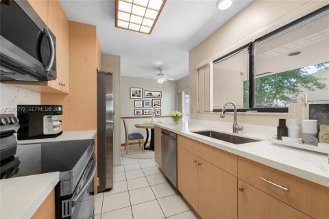 House in Miami, Florida 2 bedrooms, 121.52 sq.m. № 2069845 - photo 6