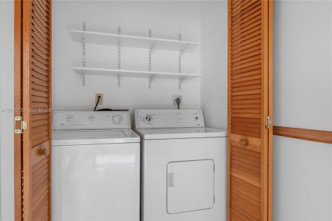 House in Miami, Florida 2 bedrooms, 121.52 sq.m. № 2069845 - photo 10