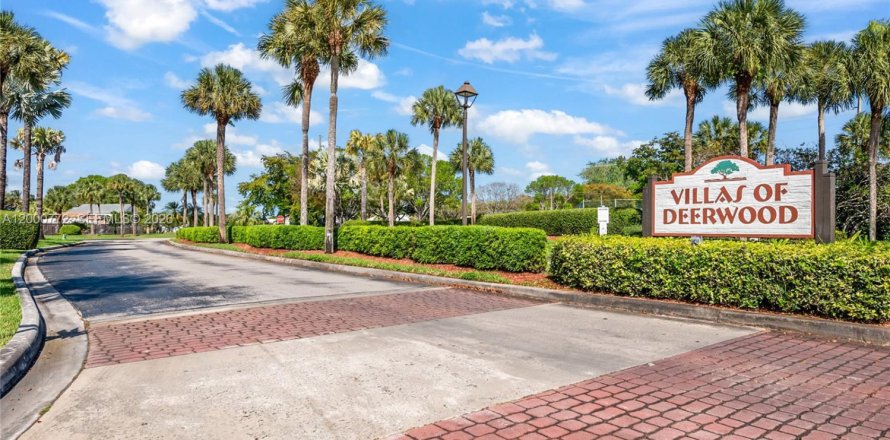 House in Miami, Florida 2 bedrooms, 121.52 sq.m. № 2069845