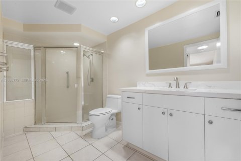 House in Miami, Florida 2 bedrooms, 121.52 sq.m. № 2069845 - photo 17